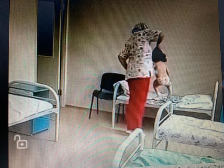Медсестра укладывала маленькую девочку спать, таская за волосы (ВИДЕО)