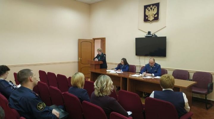 В прокуратуре Бугульмы обсудили вопросы исполнения гражданами родительских обязанностей по уплате алиментов