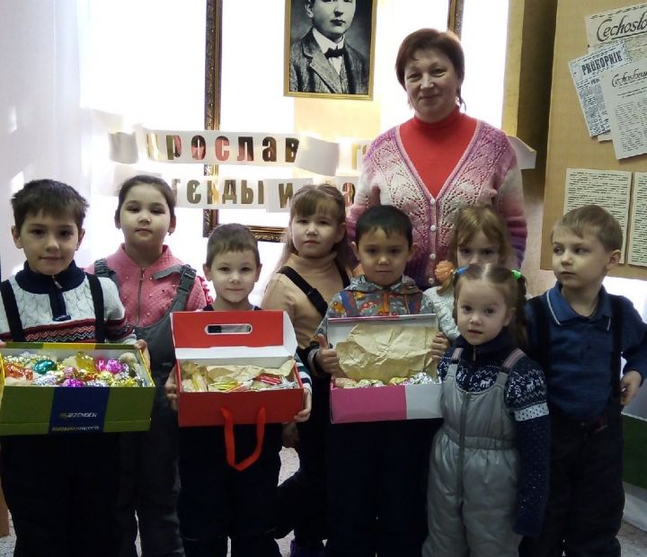 Бугульминские дошколята из детского сада №37 подарили старинные ёлочные игрушки музею Ярослава Гашека