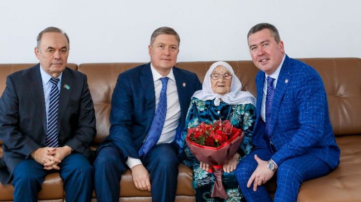 Исполняющий обязанности Премьер-министра Татарстана вручил бугульминке памятный знак «100 лет образования ТАССР»