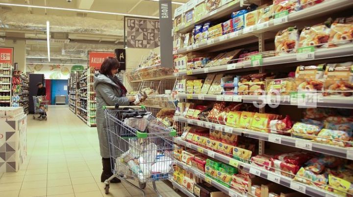 Минниханов лично проверил наличие продуктов питания, посетив гипермаркет