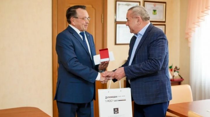 Главе Карабаша в день празднования 60-летнего юбилея вручили медаль «100 лет ТАССР»