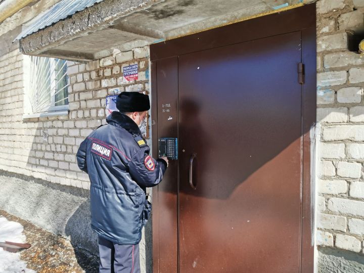 Полицейские Бугульмы проверяют граждан на предмет соблюдения режима самоизоляции