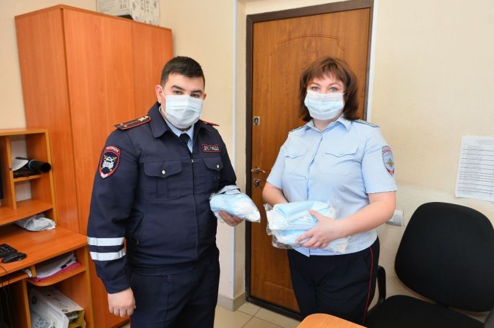 Компания «Татнефть» снабдила масками полицейских Бугульмы