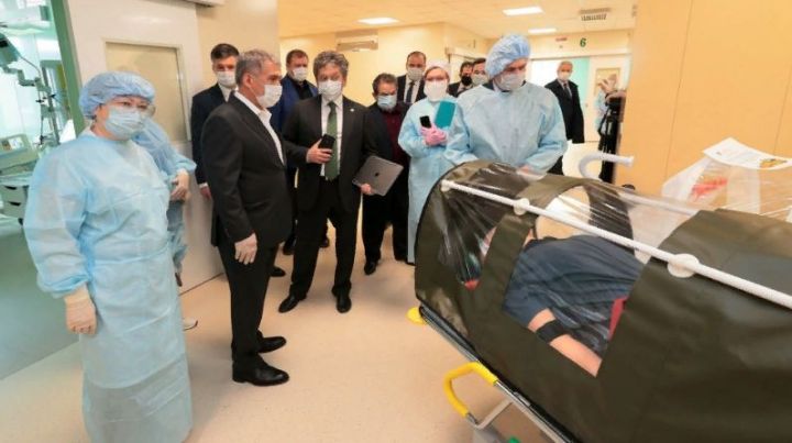Минниханову продемонстрировали пилотный экземпляр бокса для безопасной транспортировки пациентов