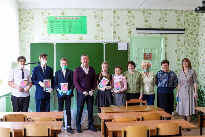 Девятиклассникам Бугульмы вручили планшеты от Президента Татарстана