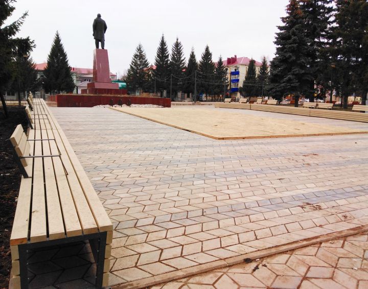 В Бугульме, за памятником Ленину установили скамейки