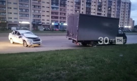 Пьяный таксист из Татарстана врезался в припаркованную грузовую «ГАЗель»