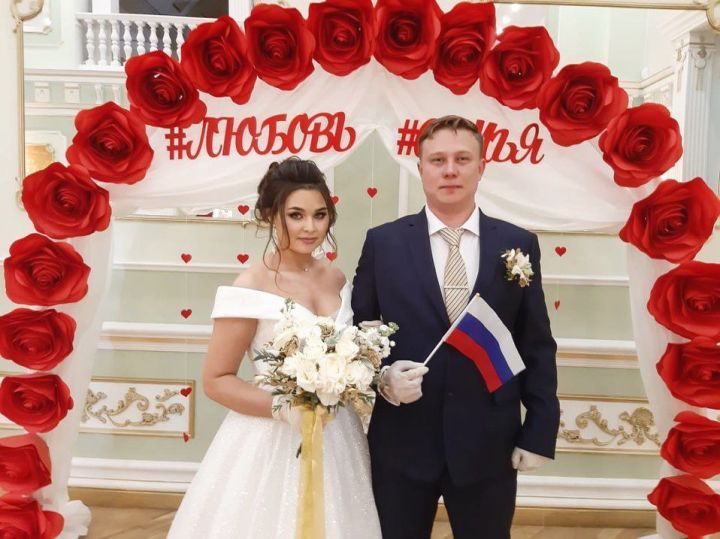 В День России в Бугульме 4 пары молодоженов зарегистрировали брак