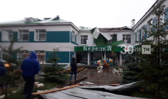 В Татарстане сильным ветром сорвало крышу с детсада