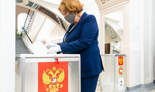 Председатель Общественной палаты РТ проголосовала на избирательном участке в Казани
