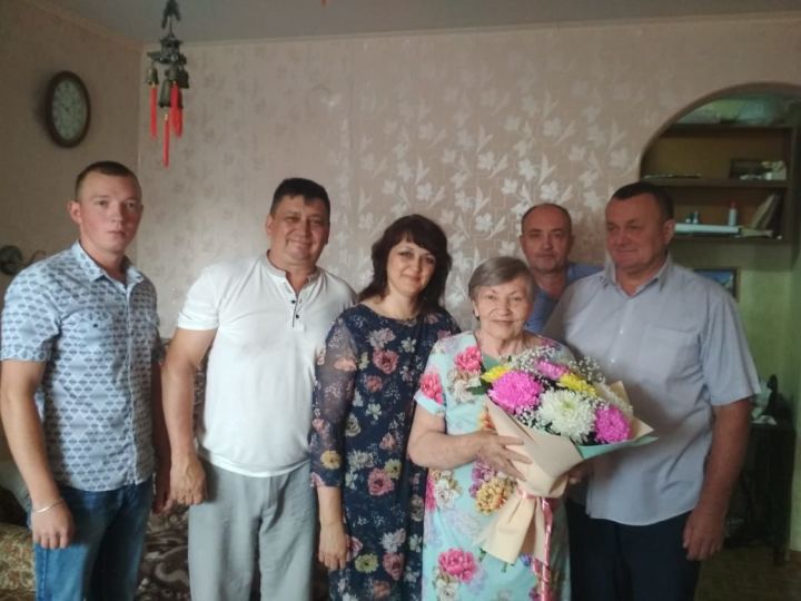 Ветераны боевых действий поздравили с юбилеем Нину Евгеньевну Сапожникову, маму солдата, погибшего в Афганистане 35 лет назад
