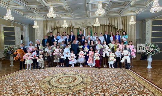 Президент РТ вручил награды многодетным семьям в День семьи, любви и верности