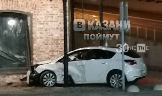 Легковушку откинуло в столб после ДТП с внедорожником в Казани, есть пострадавшие