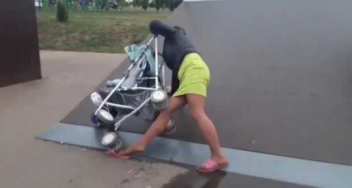 Пьяная мать несколько раз опрокинула коляску с ребенком (ВИДЕО)