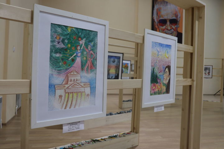 В Бугульме открыли выставку картин, посвященную Году родного языка и народного единства в РТ