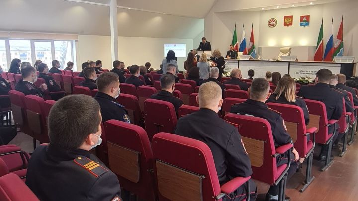 Бугульминских полицейских с профессиональным праздником поздравил мэр города (ВИДЕО)