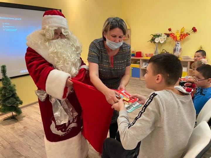 Реабилитанты бугульминского центра «Возрождение» поздравили Деда Мороза