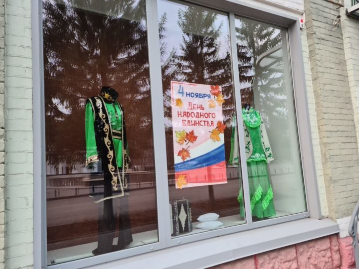 В центре татарской культуры оформили окна национальными костюмами разных народов