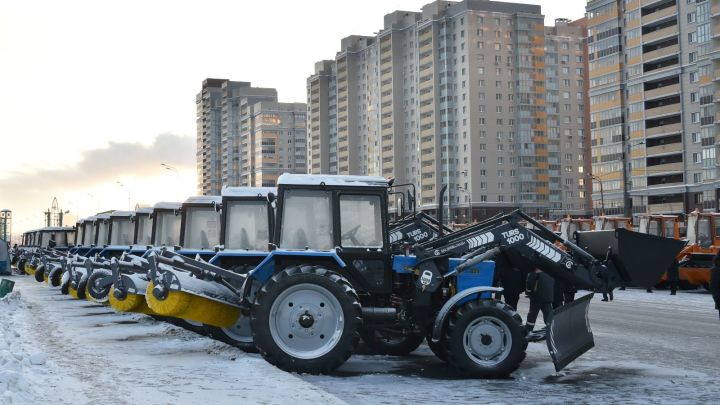 Рустам Минниханов подарил Бугульме новую снегоуборочную технику