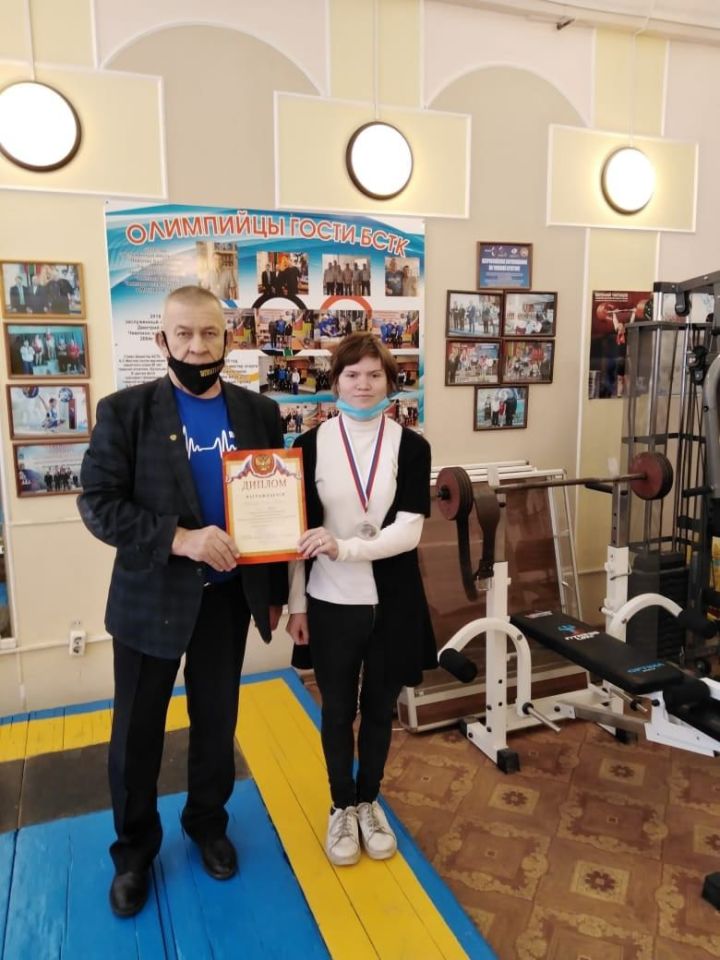 Бугульминская студентка завоевала серебро на соревнованиях по тяжелой атлетике