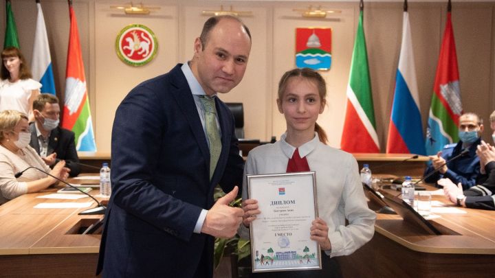В мэрии Бугульмы наградили победителей муниципального конкурса «Научи ребёнка ПДД»