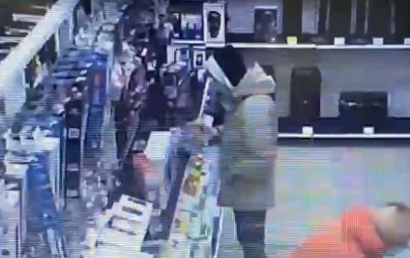 Кража из магазина бытовой техники в Бугульме попала на камеры видеонаблюдения