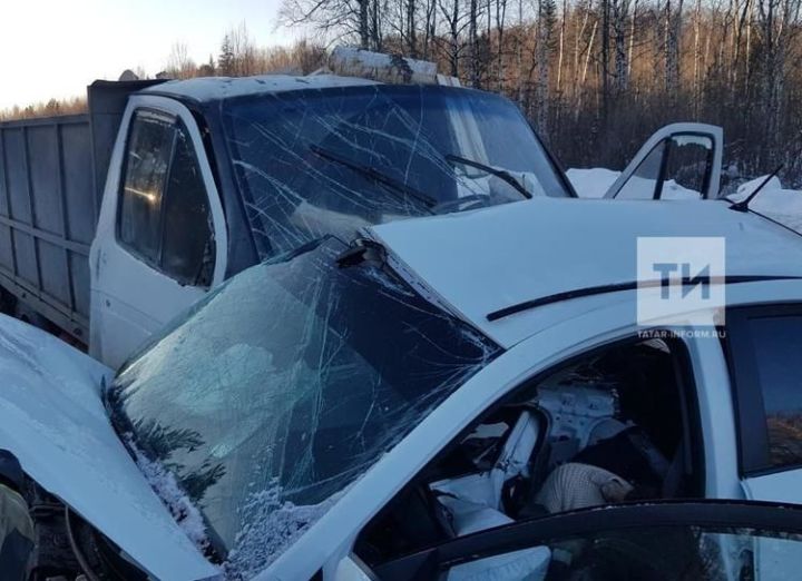 25-летняя девушка-водитель погибла, столкнувшись с грузовиком на трассе в РТ