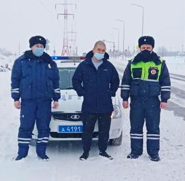 В Татарстане автоинспектор и муниципальный служащий помогли ликвидировать пожар в автомобиле