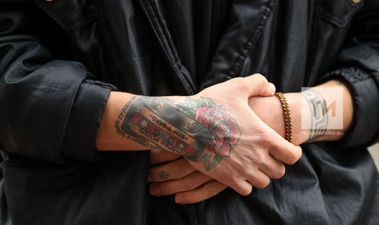 Татуировки и пирсинг у подростков - признаки психологических проблем