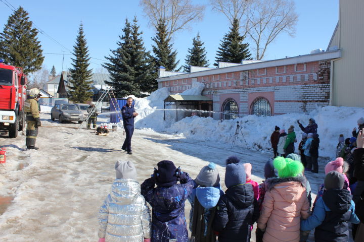 В бугульминском детском саду «Василек» провели занятие «Ходи по улице с умом»