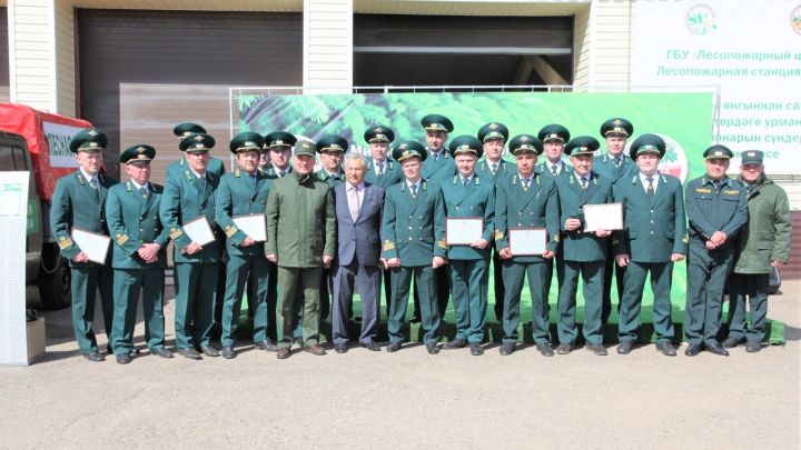 Лесникам Татарстана передали ключи от техники и сертификаты на получение оборудования для предупреждения лесных пожаров