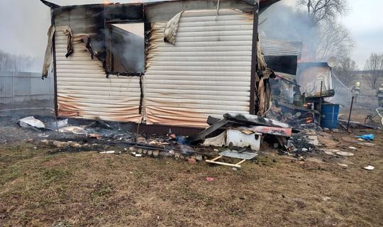 На пожаре в частном доме погиб мужчина, его жена успела спастись