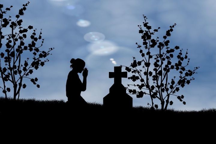 Во время уборки на могиле женщину насмерть придавило надгробной плитой