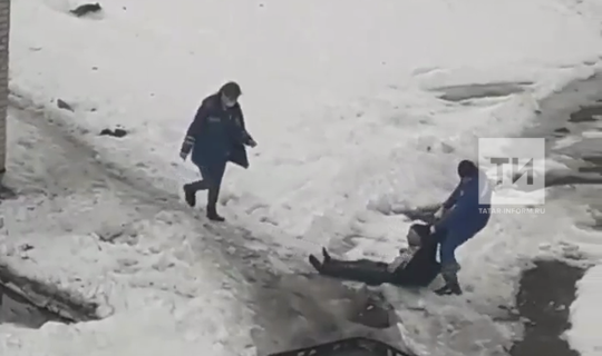 Татарстанские врачи скорой помощи тащут мужчину по снегу и грязи (ВИДЕО)