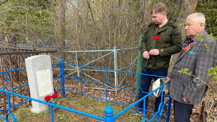 Полицейские Бугульмы посетили места захоронений ветеранов Великой Отечественной войны
