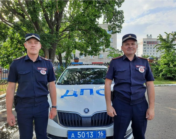 В Татарстане автоинспекторы помогли поменять колесо автоледи из Астраханской области