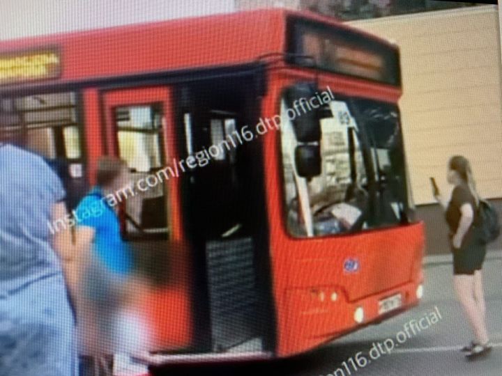 Появилось видео, как молодая мать стоит перед автобусом, который не хочет брать пассажиров