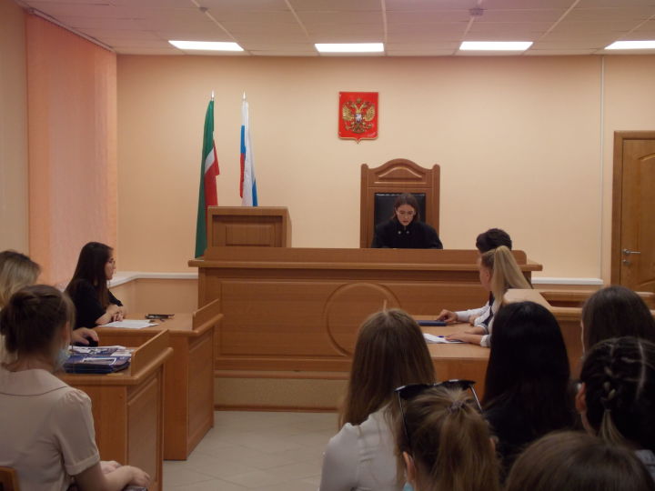 Будущие юристы из Бугульмы провели модельный судебный процесс в городском суде