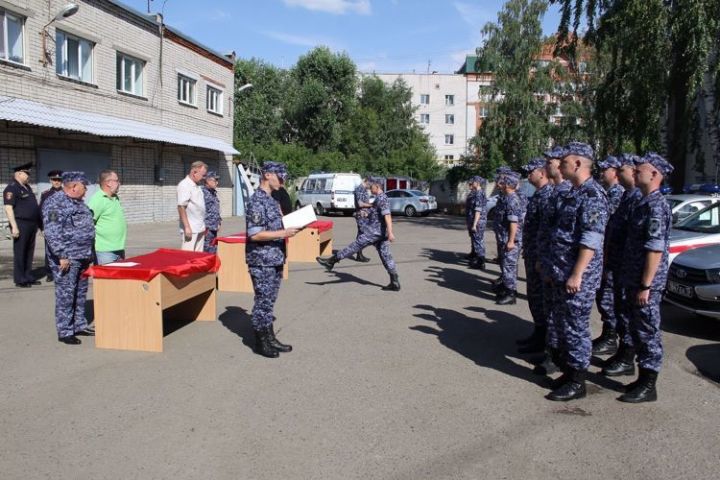 Молодые сотрудники вневедомственной охраны Росгвардии Бугульминского района приняли присягу