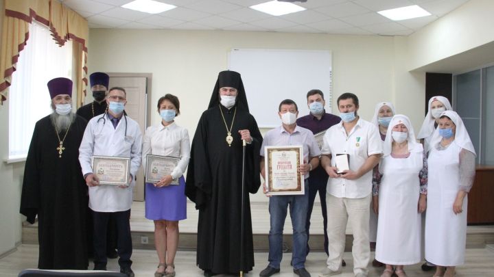 Епископ Мефодий вручил награды медицинским работникам Бугульмы