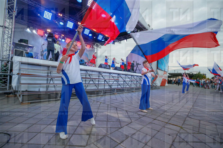Российский флаг размером 150 квадратных метров развернули в Казани