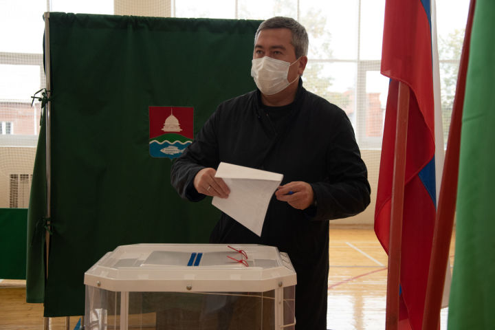 Мэр Бугульмы проголосовал на выборах-2021