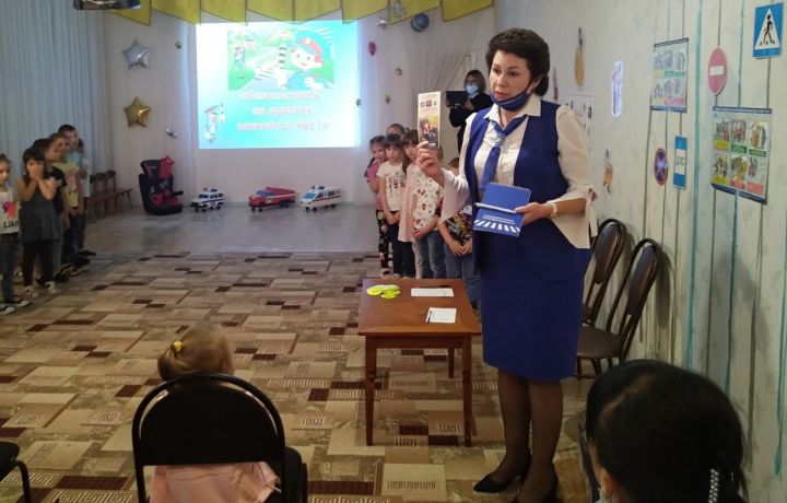 Бугульминский детский сад "Забава" активно  обучает воспитанников правилам дорожного движения