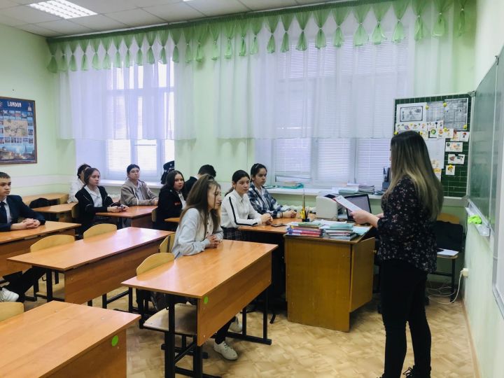 Ученики татарской гимназии Бугульмы узнали историю развития интернета и цифровых технологий