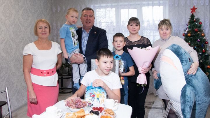 Линар Закиров вручил детям подарки, загаданные на «Елочке желаний»