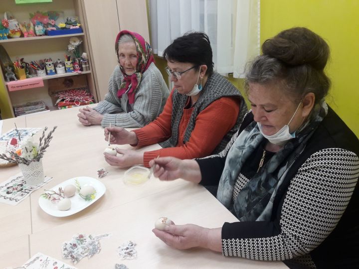 Пожилые жительницы Бугульминского района изготовили сувенир для украшения Пасхального стола