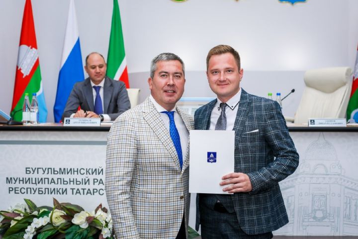 Линар Закиров вручил награды представителям сектора по делам молодежи