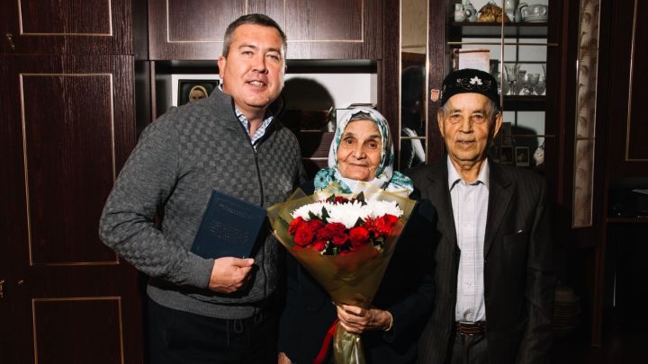 Линар Закиров поздравил бугульминскую семейную пару с Днем пожилых людей