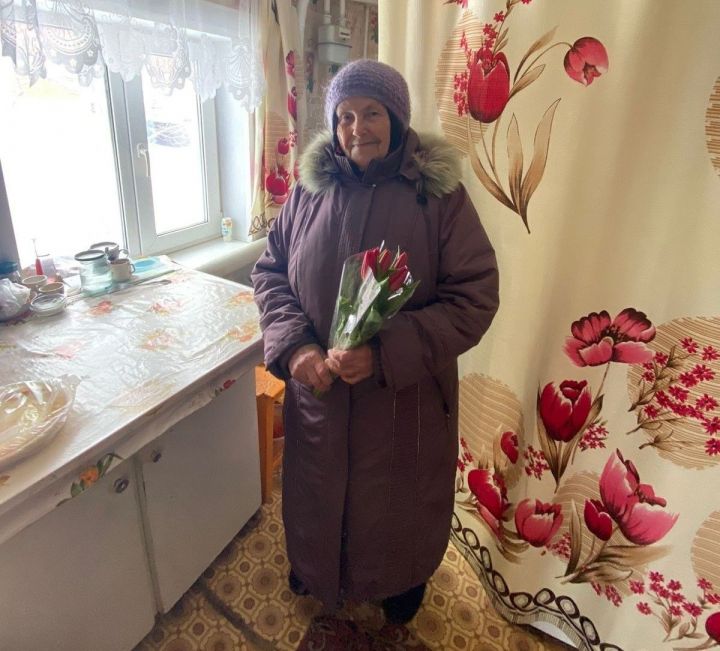 Одинокой жительнице Бугульмы помогли расчистить снег во дворе